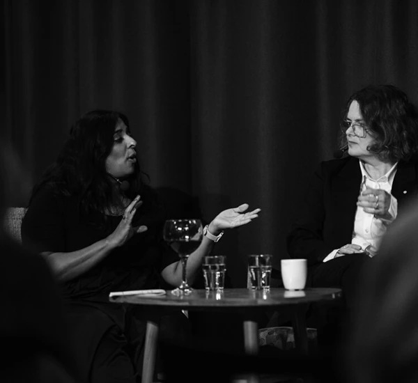 Minister Lubna Jaffery  og forfatter Ellisiv Lindkvist sitter på en scene og snakker sammen. Foto.
